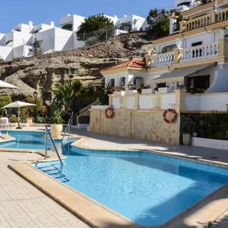 Апартаменти With Heating Pool. *
